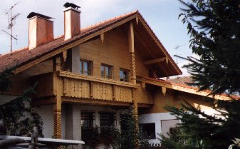 Haus mit Holzgiebel